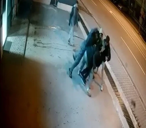 Elazığ&rsquo;da 4 kişi 1 kişiye saldırdı: Hırsını alamayan saldırganlardan biri şahsın kulağı ısırarak kopardı
