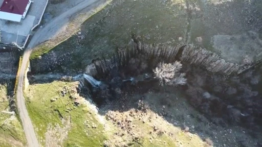 Elazığ&rsquo;da 40 metre y&uuml;kseklikten d&ouml;k&uuml;len şelale keşfedilmeyi bekliyor
