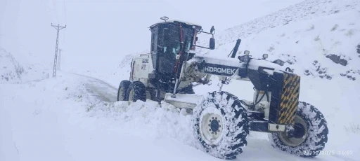 Elazığ&rsquo;da 423 k&ouml;y yolu ulaşıma kapandı, ekiplerin &ccedil;alışması s&uuml;r&uuml;yor
