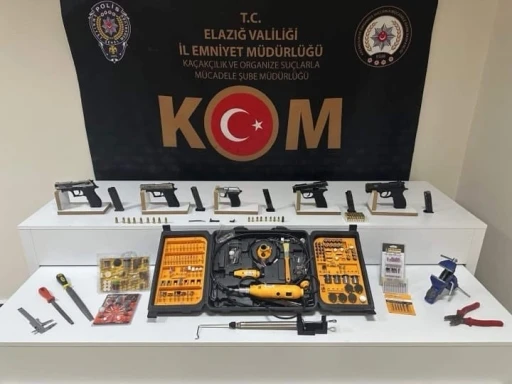 Elazığ&rsquo;da 5 adet ruhsatsız tabanca ele ge&ccedil;irildi: 1 tutuklama
