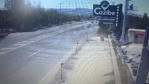 Elazığ&rsquo;da 5 kişinin yaralandığı trafik kazası, g&uuml;venlik kamerasına yansıdı
