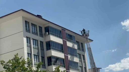 Elazığ&rsquo;da 7 katlı binada baca yangını
