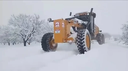 Elazığ&rsquo;da 90 k&ouml;y yolunda &ccedil;alışmalar s&uuml;r&uuml;yor
