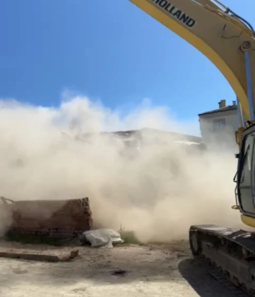 Elazığ’da ağır hasarlı yapıların yıkımları sürüyor

