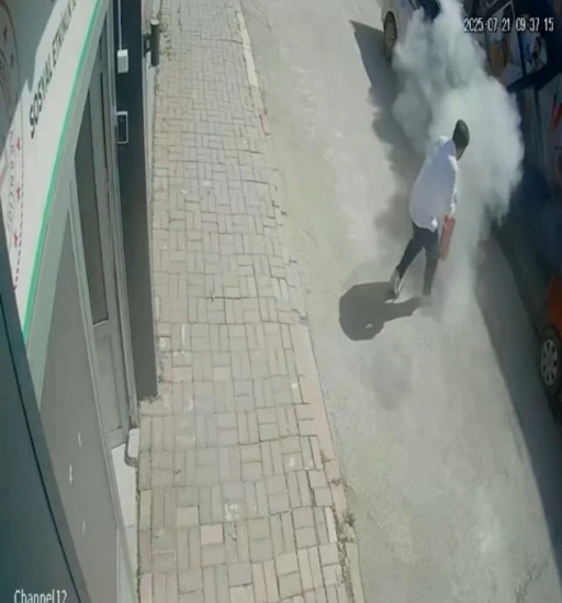 Elazığ’da araç yangını güvenlik kameralarına yansıdı
