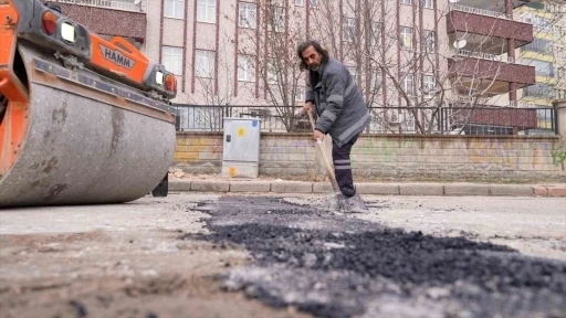 Elazığ&rsquo;da asfalt yama uygulaması s&uuml;r&uuml;yor
