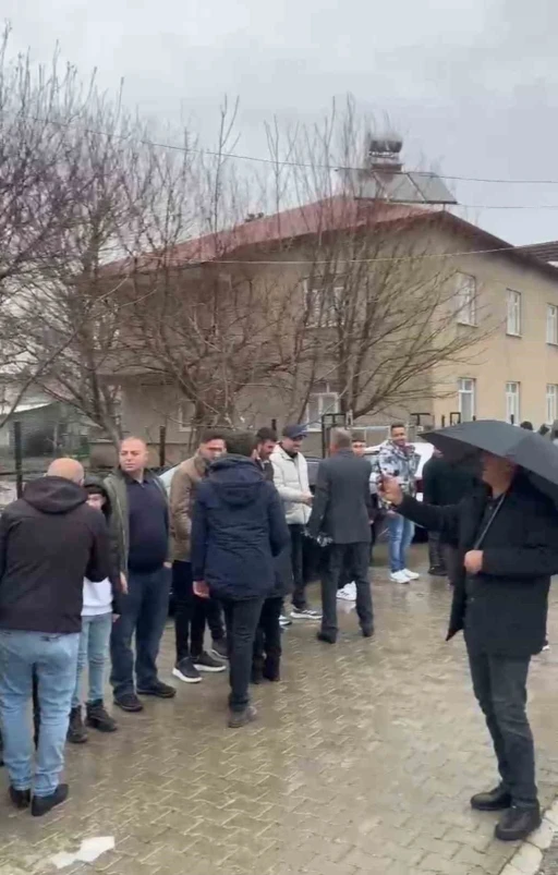 Elazığ&rsquo;da  asırlık bayramlaşma geleneğinde metrelerce kuyruk

