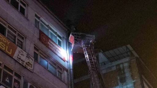 Elazığ&rsquo;da bacadan y&uuml;kselen yoğun duman korkuttu
