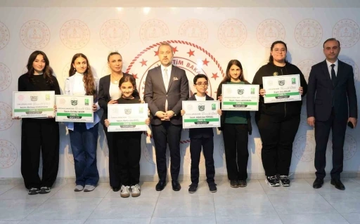 Elazığ&rsquo;da &lsquo;Bağımlılık&rsquo; temalı yarışmada &ouml;d&uuml;ller verildi
