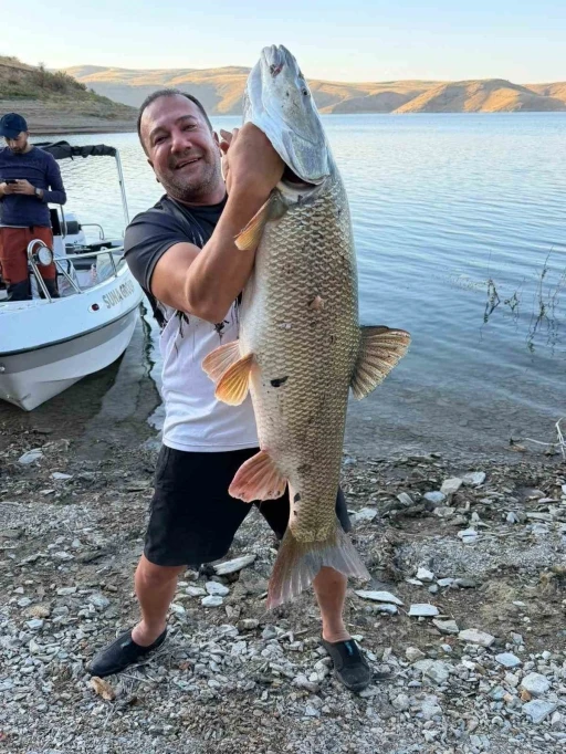 Elazığ’da balıkçı 70  kiloluk turna yakaladı
