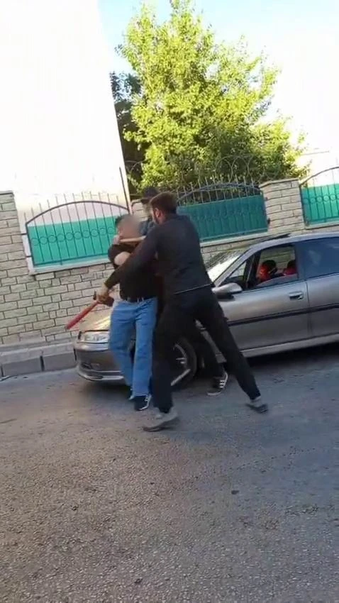 Elazığ’da baltalı-sopalı yol verme kavgası kamerada
