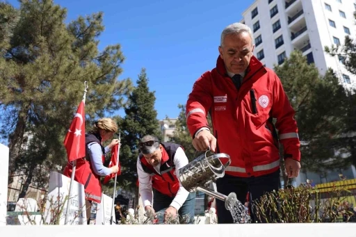 Elazığ&rsquo;da bayram &ouml;ncesi, şehitlikler temizlendi
