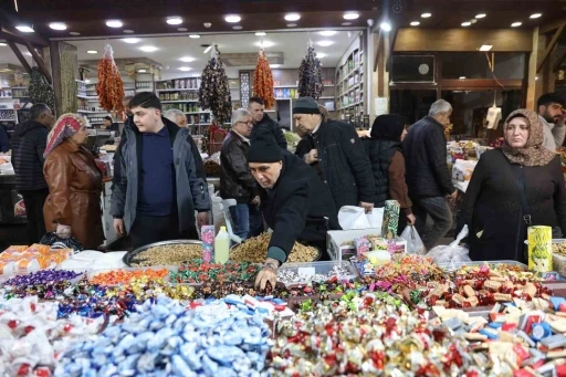 Elazığ&rsquo;da bayram şekerleri tezgahlardaki yerini aldı

