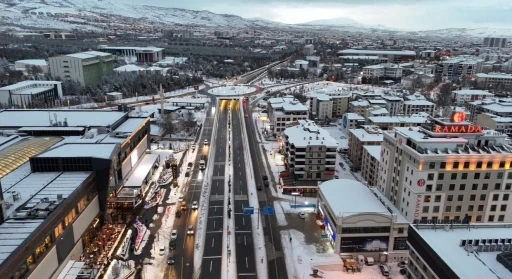 Elazığ&rsquo;da belediye ekipleri, karla m&uuml;cadelesini aralıksız s&uuml;rd&uuml;r&uuml;yor
