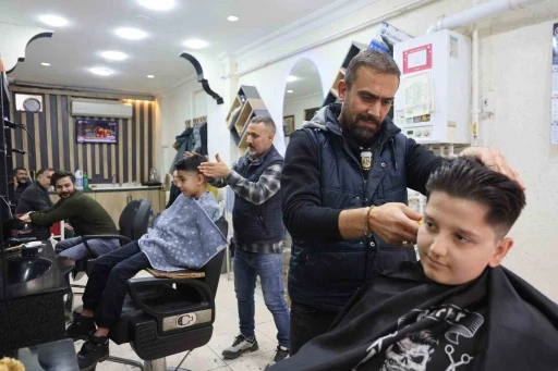 Elazığ&rsquo;da berberlerde bayram mesaisi
