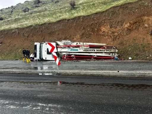 Elazığ&rsquo;da beton pompası yan yattı: 1 yaralı
