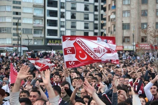 Elazığ&rsquo;da binlerce taraftar, dev ekranda ma&ccedil;ı izledi
