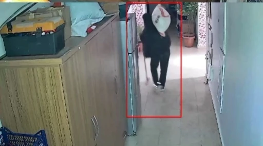 Elazığ&rsquo;da bir hırsız engelli vatandaşın un &ccedil;uvalını &ccedil;aldı
