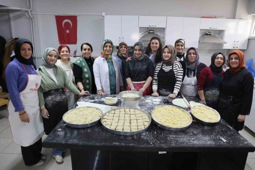 Elazığ’da bir yandan eğitim diğer yandan bayram hazırlığı
