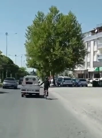 Elazığ’da bisikletlinin tehlikeli yolculuğu
