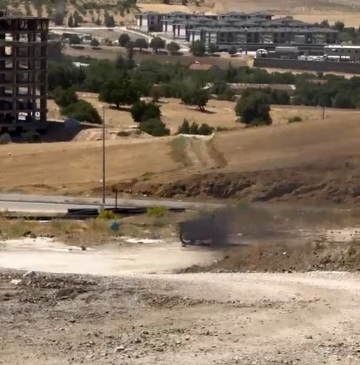 Elazığ&rsquo;da boş alandaki motosiklet alev alev yandı
