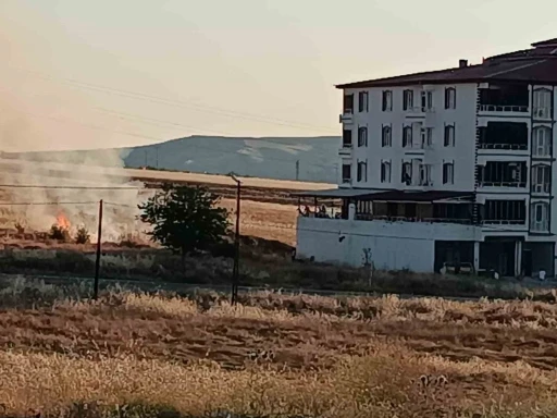 Elazığ&rsquo;da buğday tarlasında yangın

