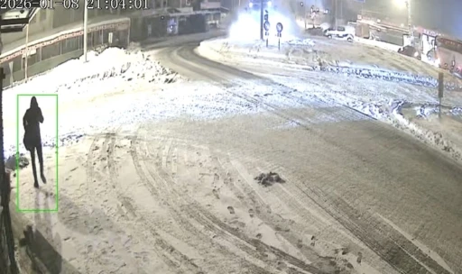 Elazığ&rsquo;da buzlanma nedeniyle kayan tır KGYS direğine &ccedil;arptı: 1 yaralı
