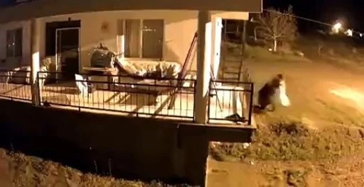 Elazığ&rsquo;da &ccedil;aldıkları eşyaları &ccedil;arşafa sarıp g&ouml;t&uuml;ren ş&uuml;pheli yakalandı
