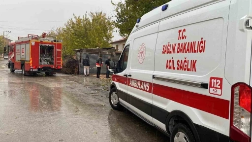 Elazığ’da çatı yangını: 1 kişi dumandan etkilendi
