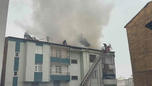 Elazığ&rsquo;da &ccedil;atı yangını
