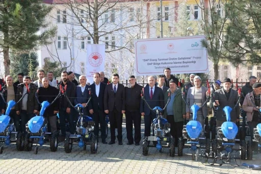 Elazığ&rsquo;da &ccedil;ift&ccedil;ilere &ccedil;apa makinesi dağıtıldı
