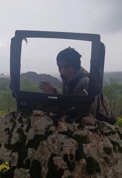 Elazığ&rsquo;da &ccedil;oban, kırık televizyonla hava durumu sunup doluya karşı uyardı
