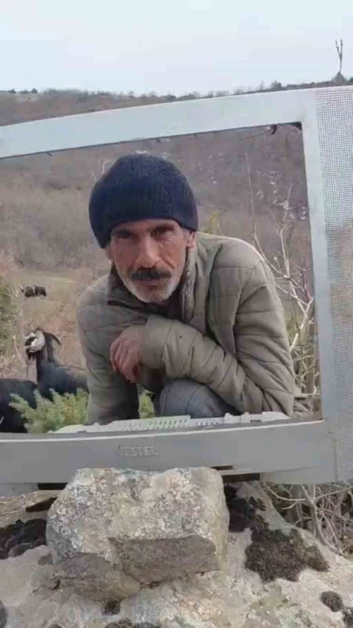 Elazığ&rsquo;da &ccedil;obanın "Televizyonlu" hava durumu sunumu tebess&uuml;m ettirdi
