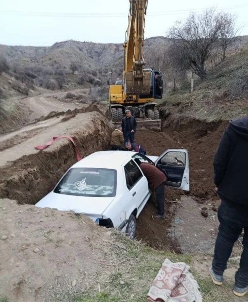 Elazığ&rsquo;da &ccedil;ukura d&uuml;şen ara&ccedil; kurtarıldı
