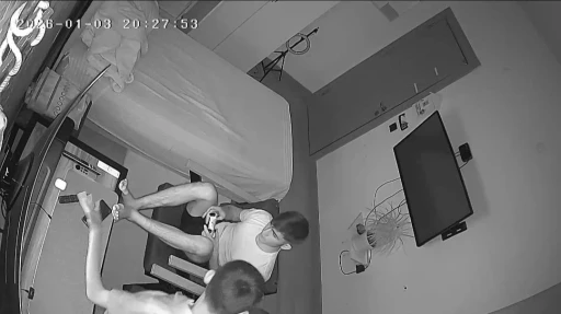 Elazığ&rsquo;da deprem anı kamerada: Biri panik yaptı, diğeri oyuna devam etti
