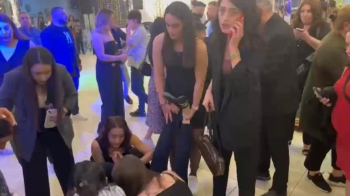Elazığ’da depremde korkan kadın düğün salonunda bayıldı
