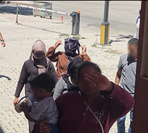 Elazığ&rsquo;da dilenci şebekesine operasyon: Kameralara el salladılar
