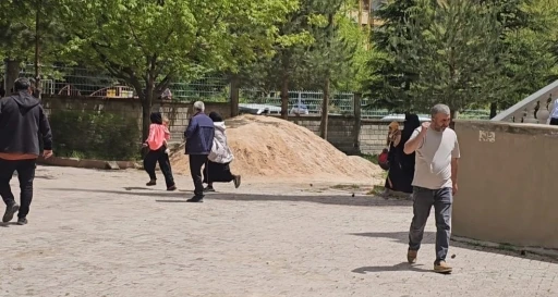 Elazığ&rsquo;da dilenciler ka&ccedil;tı, zabıta yakaladı: "Hepsi ka&ccedil;tı gitti, beni bırakma aman ha"
