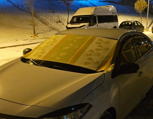 Elazığ&rsquo;da dondurucu soğuklara karşı ara&ccedil; camları kilimle korunuyor
