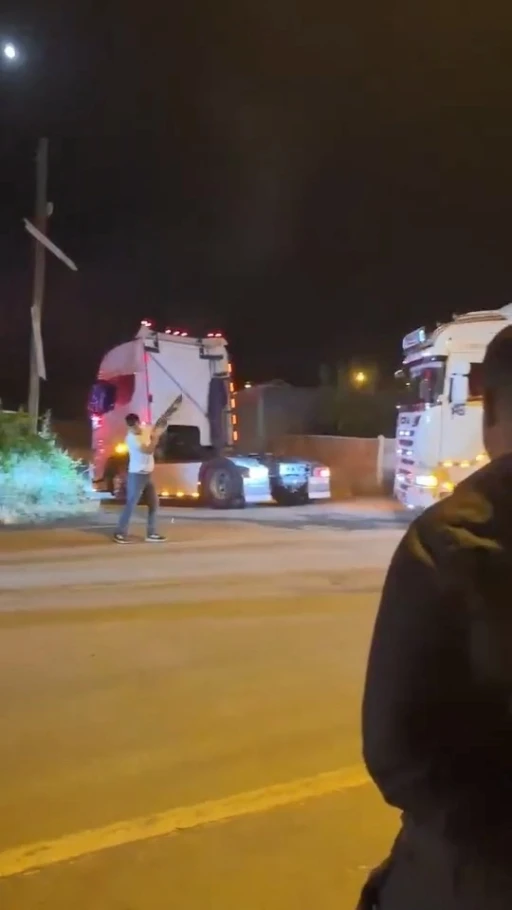 Elazığ&rsquo;da d&uuml;ğ&uuml;n konvoyunda pompalı t&uuml;fekle havaya ateş a&ccedil;an şahıs kamerada
