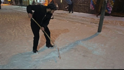 Elazığ&rsquo;da esnafın karla m&uuml;cadelesi

