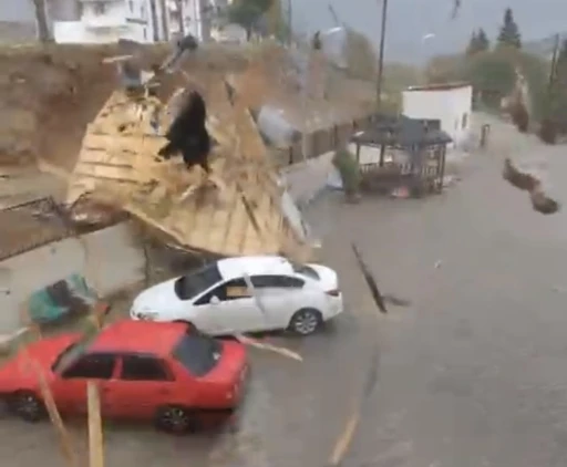 Elazığ’da fırtınadan uçan çatı araçların yanına düştü
