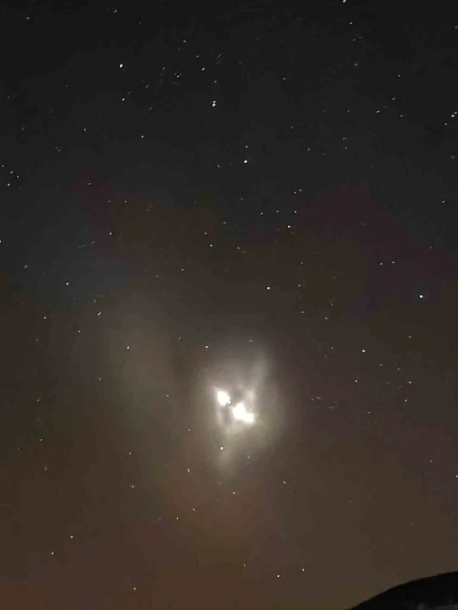 Elazığ’da gece saatlerinde gökyüzünde görülen ışık hüzmesi heyecanlandırdı
