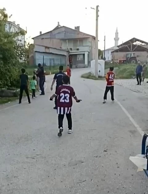 Elazığ&rsquo;da g&ouml;n&uuml;lleri ısıtan ma&ccedil;: Jandarma ve &ccedil;ocuklar aynı sahada buluştu
