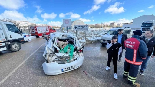 Elazığ’da greyder ile otomobil çarpıştı: 1 yaralı
