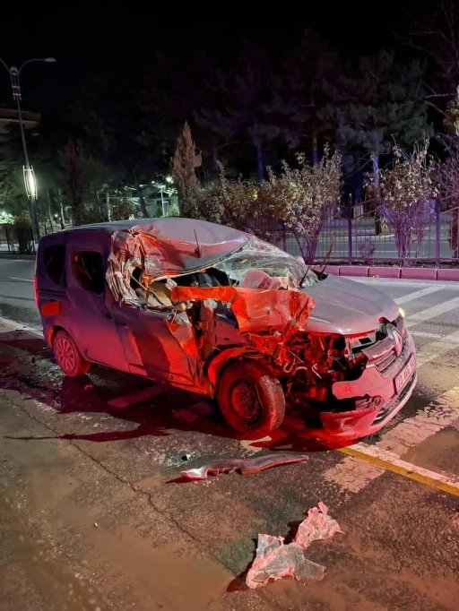 Elazığ&rsquo;da hafif ticari ara&ccedil;, temizlik aracına &ccedil;arptı: 1 yaralı

