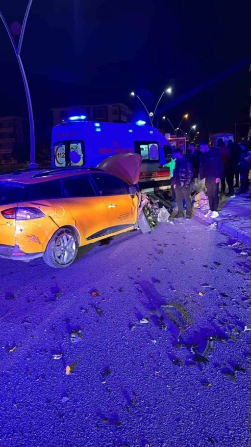 Elazığ&rsquo;da  hafif ticari ara&ccedil;la taksi &ccedil;arpıştı: 4 yaralı
