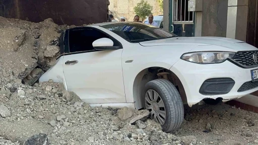 Elazığ’da hafriyat kamyonu otomobilin üzerinde devrildi: 1 yaralı
