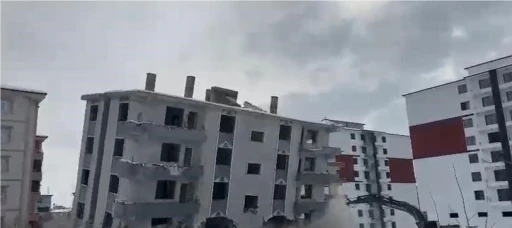 Elazığ&rsquo;da hasarlı bina iş makinesiyle yıkıldı
