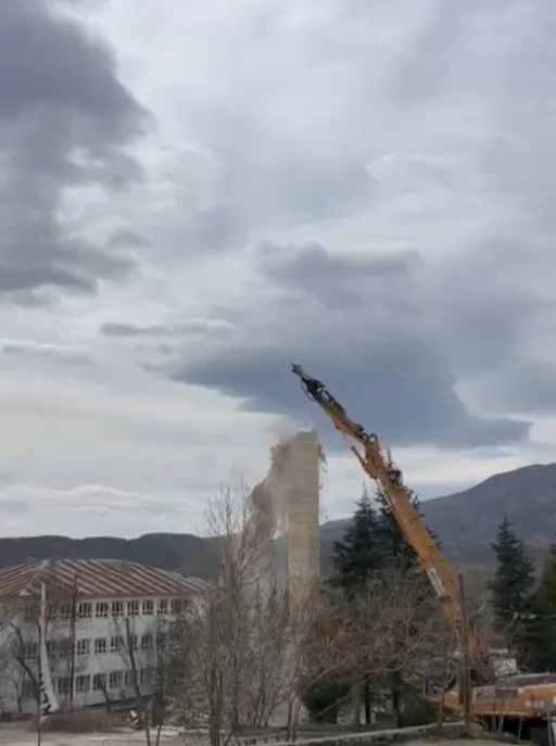 Elazığ&rsquo;da hasarlı caminin minaresi iş makinesi ile yıkıldı
